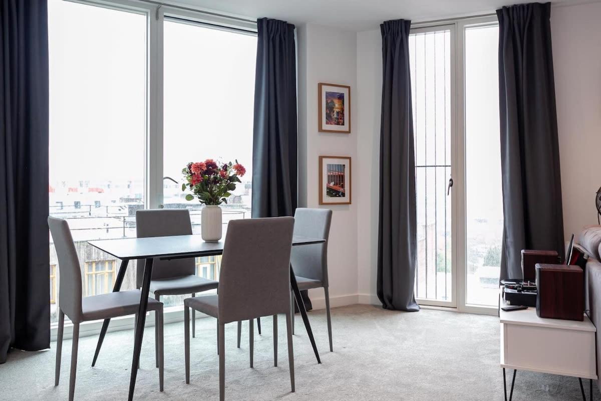 Spacious 2 Bed Apartment In Central Манчестер Экстерьер фото
